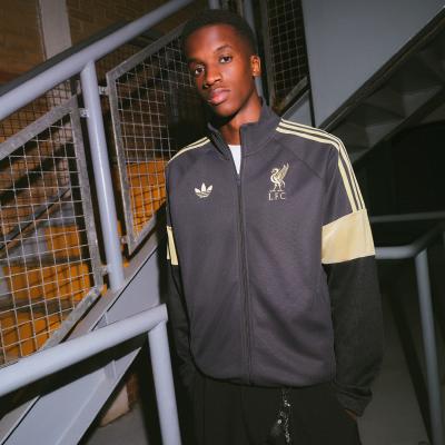 写真撮影：プレイヤーモデルの新しいLFC x アディダスLFSTLR