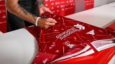 コンペティション:ドミニク・ソボズライのサイン入りリバプールの